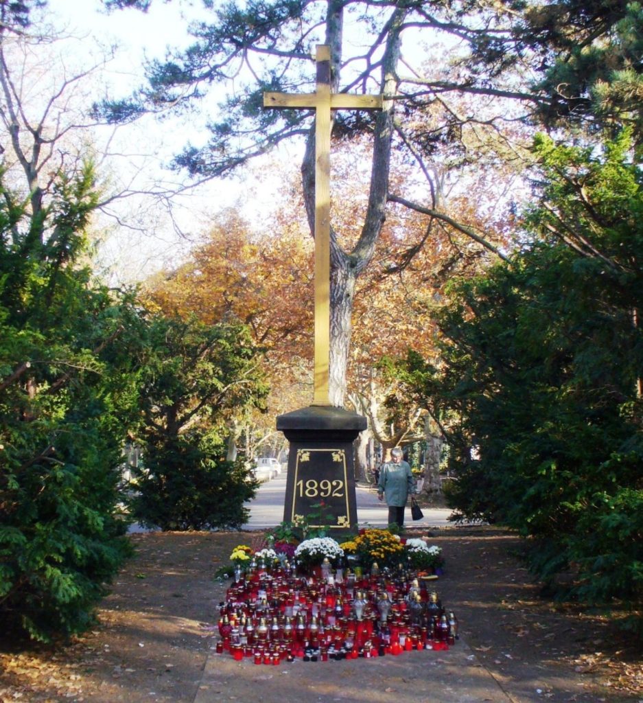 Centrální kříž na hřbitově olšany